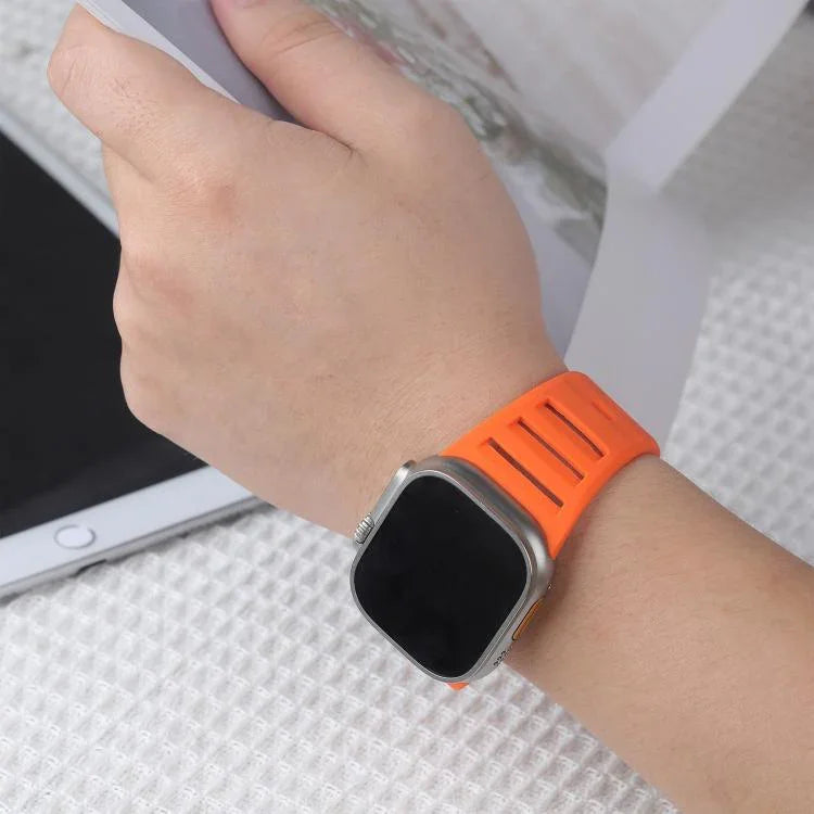 Dây đồng hồ silicone đa lỗ hai màu một đinh, dành cho Apple Watch 46mm / 49mm / 45mm / 44mm