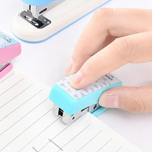 Deli Dập ghim hình học văn phòng phẩm sáng tạo, Dập ghim thời trang nhiều màu cho trường học và văn phòng nhỏ, Kích thước: 4.9*2.2cm, Giao màu ngẫu nhiên, 4.9x2.2cm