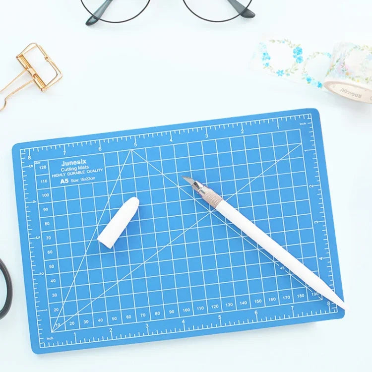 Bộ thảm cắt Junesix A5 gồm thảm cắt, thước kẻ và dao khắc, Junesix A5 (xanh bạc hà), Junesix A5 (hồng), Junesix A5 (xanh dương), Junesix A5 (tím)