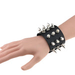 2 chiếc vòng tay da 3 hàng đinh tán đầu nhọn phóng đại phong cách punk kiểu châu Âu và Mỹ, giao màu ngẫu nhiên