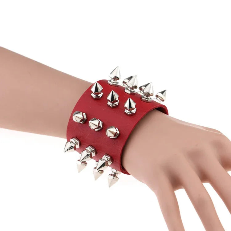 2 chiếc vòng tay da 3 hàng đinh tán đầu nhọn phóng đại phong cách punk kiểu châu Âu và Mỹ, giao màu ngẫu nhiên