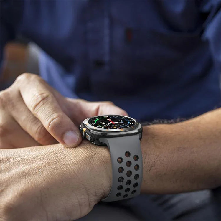 Dây đồng hồ silicone khóa ngược lỗ tròn hai màu, Dành cho Samsung Galaxy Watch Ultra 47mm / Ultra 2025