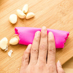Bộ 2 dụng cụ ép tỏi, bóc tỏi nhà bếp không làm đau tay, dụng cụ bóc tỏi silicone, màu xanh lá, đỏ, xanh dương