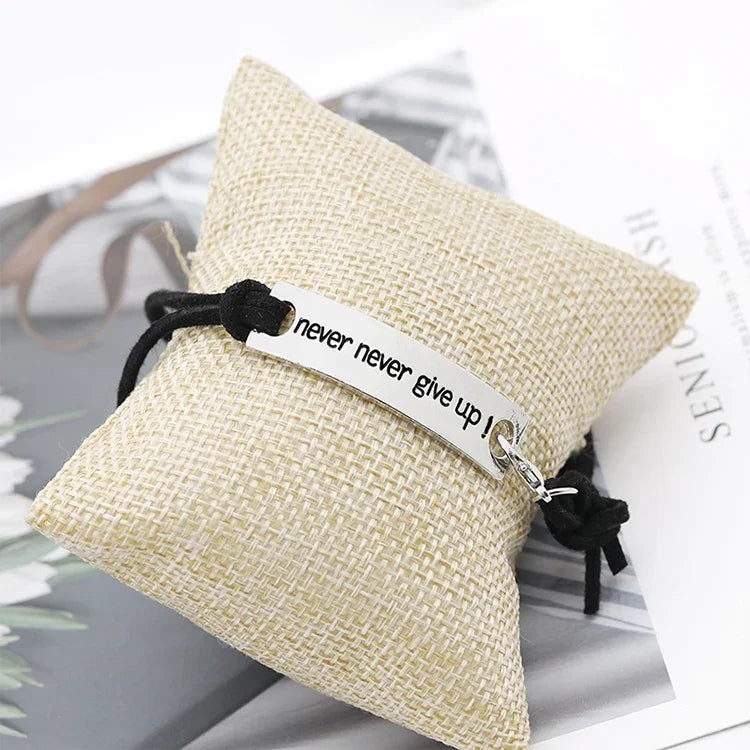 Vòng tay da nhung đơn giản với chữ "Never Give Up" (Không bao giờ bỏ cuộc)
